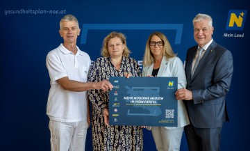Neuausrichtung für Spital in Hollabrunn: Dr. Wolfgang Winter von der Tages- und Wochenklinik, die Vorständin der Landesgesundheitsagentur Elisabeth Bräutigam, die Geschäftsführerin der Gesundheitsregion Weinviertel Katja Steininger und Landesrat Anton Kasser (v.l.n.r.) informierten. 