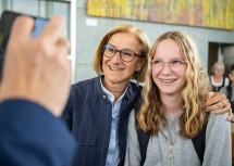 Landeshauptfrau Johanna Mikl-Leitner sprach mit Schülerinnen und Schülern des BG/BRG Neunkirchen über deren Erfahrungen zur handyfreien Zeit.