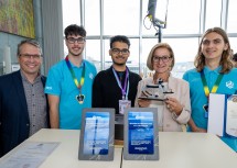 Gruppenfotos rund um Landeshauptfrau Johanna Mikl-Leitner mit den Schülern aus St. Pölten und Wiener Neustadt.