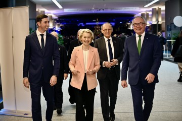 (v.l.) Europaparlamentarier Alexander Bernhuber, EU-Kommissionspräsidentin Ursula Von der Leyen, erster Vizepräsident des EU-Parlaments Othmar Karas und LH-Stellvertreter Stephan Pernkopf