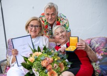 Landeshauptfrau Johanna Mikl-Leitner mit Jazz Gitti und ihrem Lebensgefährten und Manager Roman Bogner.