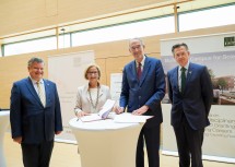 Langfristige Finanzierung bis 2036 ermöglicht für Institute of Science and Technology Austria (IST) in Klosterneuburg nachhaltigen Aufstieg in die weltweite Spitzengruppe der Forschungsinstitutionen. Im Bild von links nach rechts: IST Austria-Präsident Thomas Henzinger, Landeshauptfrau Johanna Mikl-Leitner, Bundesminister Heinz Faßmann und Bürgermeister Stefan Schmuckenschlager