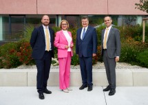 Hubertus Schmid-Schmidsfelden, Landeshauptfrau Johanna Mikl-Leitner, Thomas Henzinger und Georg Schneider vor dem neu eröffneten Laborgebäude 5.