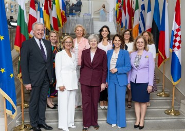 Von links nach rechts: Der Präsident des Europa-Forums Wachau Martin Eichtinger, Europa-Forum Geschäftsführerin Theresa Edtstadler, Landeshauptfrau Johanna Mikl-Leitner, Andreja Metelko-Zgombic (Europa-Staatssekretärin Kroatien), die ehemalige Premierministerin Großbritanniens, Theresa May, Jennifer Carroll MacNeill (Ministerin für europäische Angelegenheiten und Verteidigung aus Irland), die österreichische Bundesministerin für EU und Verfassung Karoline Edtstadler, Ines Domingos (Staatssekretärin für europäische Angelegenheiten aus Portugal), Daniela Grigore Gitman (Staatssekretärin für europäische Angelegenheiten Rumänien) und Elena Schekerletowa (ehemalige stellvertretende Ministerin für auswärtige Angelegenheiten aus Bulgarien).