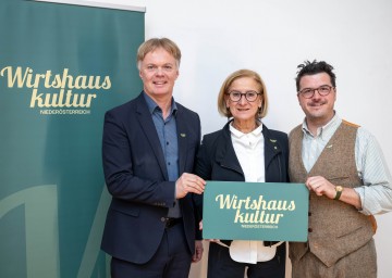 Michael Duscher, Geschäftsführer Niederösterreich Werbung, Landeshauptfrau Johanna Mikl-Leitner und Hartmuth Rameder, Obmann der Wirtshauskultur Niederösterreich. (v.l.n.r.)