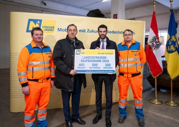 Straßenbaudirektor Josef Decker und LH-Stellvertreter Udo Landbauer (2.v.r.) stellten in der Straßenmeisterei Pottenbrunn das Straßenbauprogramm für das Jahr 2026 vor.  