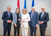 Landeshauptfrau Johanna Mikl-Leitner (Mitte) mit (v.l.) Katrin Praprotnik, Peter Filzmaier, Christoph Badelt und Friedrich Faulhammer.