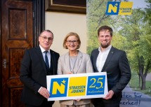Landeshauptfrau Johanna Mikl-Leitner mit (li.) Gerhard Fichtinger und (re.) Christoph Schodl vom NÖ Straßendienst.