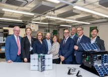 Mit Vertretern der Firmen Gate Space: LH-Stellvertreter Stephan Pernkopf, Marianne Röchling, Landeshauptfrau Johanna Mikl-Leitner, Johannes Pammer, Doris Agneter, Geschäftsführerin von Tecnet, ESA-Generaldirektor Josef Aschbacher, Michael Moll, Geschäftsführer accent, und Flughafen Wien-Vorstand Günther Ofner.