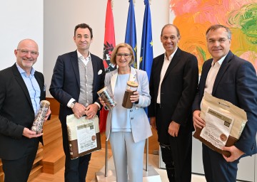 V.l.n.r.: Daniel Schneider (Geschäftsführer Nespresso Österreich), Harald Hauke (ARA Vorstandssprecher), Johanna Mikl-Leitner (Landeshauptfrau Niederösterreich), Marcel Löffler (Julius Meinl, KTV-Präsident)