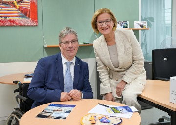 Behindertenvertrauensperson Andreas Mühlbauer und Landeshauptfrau Johanna Mikl-Leitner 