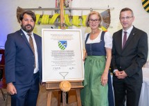 Landeshauptfrau Johanna Mikl-Leinter mit (li.) Bürgermeister Andreas Iser-Quirgst und (re.) Roman Zehetmayer, Direktor NÖ Landesarchiv.