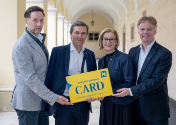 Präsentierten die Neuerungen zum Saisonstart der Niederösterreich-CARD: NÖ-CARD Geschäftsführer Klemens Wögerer, der stellvertretende Generaldirektor der Raiffeisenlandesbank Niederösterreich-Wien Reinhard Karl, Landeshauptfrau Johanna Mikl-Leitner und Michael Duscher, Geschäftsführer der Niederösterreich Werbung (v.l.n.r.)