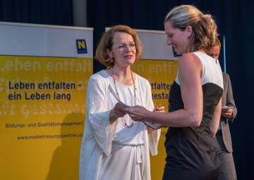 Sozial-Landesrätin Christiane Teschl-Hofmeister bei der Zertifikatsverleihung