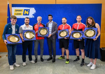 Bei der Sportler- und Vereinsehrung im NÖ Landhaus: (v.l.n.r.) Johannes Aigner, Patrick Solböck, Günther Kautz, LH-Stellvertreter Udo Landbauer, Georg Riegl, Johannes Horak, Elisabeth Aigner