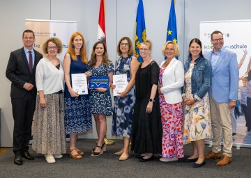 Gütesiegel „LeseKulturSchule“ für 65 niederösterreichische Schulen. Bildungsdirektor Karl Fritthum, Bildungslandesrätin Christiane Teschl-Hofmeister, Birgit Zingl (VS Tulln 1), Birgit Neigenfind (Direktorin VS Tulln 1), Birgit Schauer (Direktorin VS Königstetten), Sabine Anibas (VS Königstetten), Schulqualitätsmanagerin Silvia Graser, Schulqualitätsmanagerin Sabine Stiefler, Präsidialleiter der Bildungsdirektion Dietmar Hudsky (v.l.n.r.)