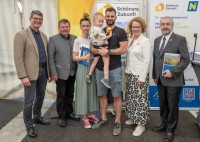 Feierliche Schlüsselübergabe einer Wohnhausanlage in Großweikersdorf