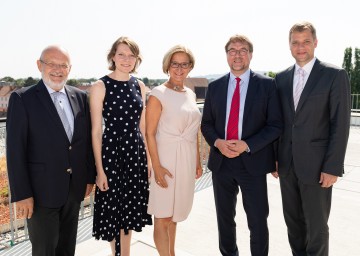 Rektor Rudolf Mallinger, Bundestagsabgeordnete Emmi Zeulner, Landeshauptfrau Johanna Mikl-Leitner, Klaus Nagels von der Universität Bayreuth und der niederbayerische Bezirkstagspräsident Olaf Heinrich auf der Terrasse der Karl Landsteiner Privatuniversität in Krems (v.l.n.r.)