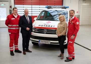 Im Bild von links nach rechts: Markus Harreither (Rotes Kreuz Waidhofen/Ybbs), Landesrat Anton Kasser, Landesrätin Eva Prischl und Landesrettungskommandant Wolfgang Frühwirt (Rotes Kreuz)