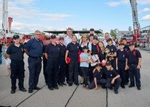 Landeshauptfrau Johanna Mikl-Leitner und Landesfeuerwehrkommandant Dietmar Fahrafellner und Stellvertreter Martin Boyer mit einer Feuerwehrgruppe auf der KAT25.