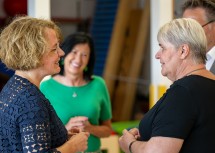 Landesrätin Christiane Teschl-Hofmeister im Gespräch mit Kindergartenleiterin Monika Kos (re.) und (dahinter) Kindergarteninspektorin Gabriele Holzer.