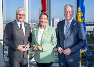 Die Landesräte Martin Antauer, Susanne Rosenkranz und Anton Kasser mit der angesteckten gelb-orangen Schleife  (v.l.n.r.)
