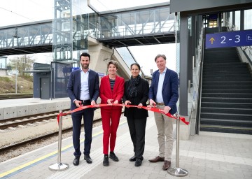 Im Bild von links nach rechts: NÖ-Verkehrslandesrat LH-Stellvertreter Udo Landbauer, Abgeordnete Martina Diesner-Wais, Judith Engel, Vorständin ÖBB-Infrastruktur AG und Bürgermeister Franz Göd