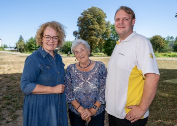 Im Bild von links nach rechts: Sozial-Landesrätin Christiane Teschl-Hofmeister, Maria Wimmer und der Soziale Alltagsbegleiter Mathias Frühstück