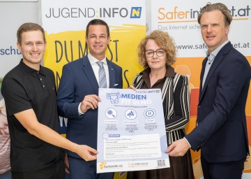 (v.l.n.r.): Lukas Schneider (GF Jugend:info NÖ), Bildungsdirektor Karl Fritthum, Bildungslandesrätin Christian Teschl-Hofmeister und Bernhard Jungwirth (GF Österreichisches Institut für angewandte Telekommunikation und Projektleiter von Saferinternet.at).