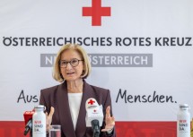 Landeshauptfrau Johanna Mikl-Leitner bei der Pressekonferenz zur Jahresbilanz 2025 des Roten Kreuzes NÖ.