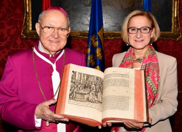 Landeshauptfrau Johanna Mikl-Leitner und Propst Bernhard Backovsky mit einem Exemplar des "Weißkunig", dem autobiographischen Werk Maximilians. 