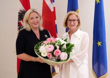 Landeshauptfrau Johanna Mikl-Leitner verabschiedet die britische Botschafterin in Österreich, Lindsay Skoll