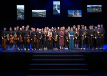 Landeshauptfrau Johanna Mikl-Leitner mit den Musikerinnen und Musikern des Symphonic Rock Orchestra Niederösterreich.