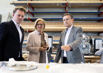 Landeshauptfrau Johanna Mikl-Leitner beim Betriebsbesuch im Gespräch mit General Manager Thomas Andrich (rechts) und Landtagsabgeordneten Florian Krumböck.