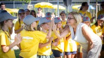 Große Freude über das neue Freibad: Landeshauptfrau Johanna Mikl-Leitner im Gespräch mit Kindern aus Neuhofen an der Ybbs.