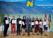 Die Zukunftpreisträger Birgit Teufer, Patrick Zöchling, Claudia Gusenbauer, Markus Scharler, Linda Haselböck, Christina Wiesenhofer, Hanna Leitner, Lena Marie Oppitz mit Landesrat Jochen Danninger (5. v. l.) 