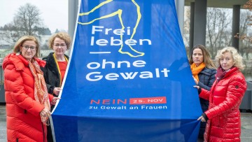 Landeshauptfrau Johanna Mikl-Leitner (li. vorne), Landesrätin Christiane Teschl-Hofmeister (li. hinten), Landesrätin Eva Prischl (re. vorne) und Elisabeth Cinatl, Vorsitzende des Netzwerks österreichischer Frauen- und Mädchenberatungsstellen (re. hinten), hissen die Fahne von Terre de Femmes.