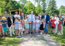 (v.l.n.r.): Lukas Ankowitsch, Direktor der Volksschule Föhrenwald, Vizebürgermeister der Stadt Wiener Neustadt Rainer Spenger, Direktor Leopold Berger, Helmuth Sturm, Leiter der Abteilung Kindergärten und Schulen des Amtes der Niederösterreichischen Landesregierung, Bürgermeister Klaus Schneeberger, Familien-Landesrätin Christiane Teschl-Hofmeister, Landtagsabgeordneter Philipp Gerstenmayer, Barbara Trettler, Geschäftsführerin der Familienland Niederösterreich GmbH, sowie Vesna Urlicic vom Team der Familienland*Spielräume der Familienland Niederösterreich GmbH mit den Schülerinnen und Schülern der Waldschule Wiener Neustadt.
