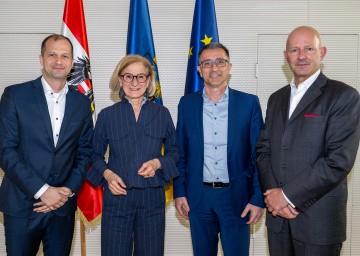 Marian Bendik, Managing Director, INNEXIS Orth GmbH, Landeshauptfrau Johanna Mikl-Leitner, Martin Egger, CEO INNEXIS Unternehmensgruppe, und ecoplus Prokurist Claus Zeppelzauer.
