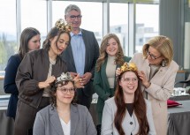 Krönung mit den neuen Kronen von Weinkönigin Marie Huber (vorne rechts) und Vizekönigin Laura Neustifter (vorne links) durch Landeshauptfrau Johanna Mikl-Leitner (rechts) und Bundesweinkönigin Laura Hummel (links), im Hintergrund die abgelösten Vizeköniginnen Ida Haimel (links) und Viktoria Bayer (rechts) sowie NÖ Weinbaupräsident Reinhard Zöchmann (Mitte).