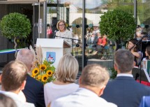 Zwölf neue Kinderbetreuungsgruppen, rund 13 Millionen Euro Gesamtinvestition und weitere Bildungseinrichtungen geplant: Landeshauptfrau Johanna Mikl-Leitner bei ihrer Festansprache in Leobersdorf. 