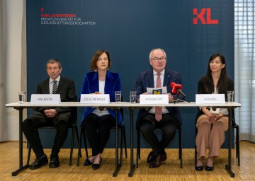 Im Bild von links nach rechts: DARC-Projektleiter Rudolf Valenta, Rektorin Andrea Olschewski, LH-Stellvertreter Stephan Pernkopf und Huey-Jy Huang, Leiterin der CMA-Labors, informierten über die Allergie-Forschung in Niederösterreich. 