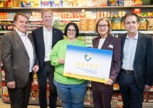 Wolfgang Ecker, Präsident der Wirtschaftskammer Niederösterreich, Geschäftsführer Julius Kiennast, Kauffrau Anita Hiesel, Landeshauptfrau Johanna Mikl-Leitner und Bürgermeister Ewald Gorth im Hybrid „Nah&Frisch“ in Inzersdorf. (v.l.n.r.)