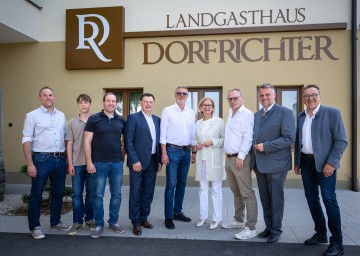 Landeshauptfrau Johanna Mikl-Leitner zu Besuch im Landgasthaus Dorfrichter in St. Valentin.