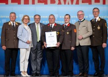Die Jubiläumsurkunde zum 125-jährigen Bestehen erhielt u.a. die Freiwillige Feuerwehr Grund, Marktgemeinde Wullersdorf: (v.l.n.r.) .): Landesfeuerwehrkommandant Dietmar Fahrafellner, Landeshauptfrau Johanna Mikl-Leitner, Landtagsabgeordneter und Bürgermeister Wullersdorf Richard Hogl, Kommandant Roman Bauer und sein Stellvertreter Stefan Hahn, LH-Stellvertreter Stephan Pernkopf und stv. NÖ Feuerwehrkommandant Martin Boyer.