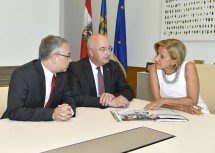 Landeshauptfrau Johanna Mikl-Leitner mit dem Geschäftsführer der IMC FH Krems Karl Ennsfellner und Studiengangsleiter Uwe Rinner (von links nach rechts).