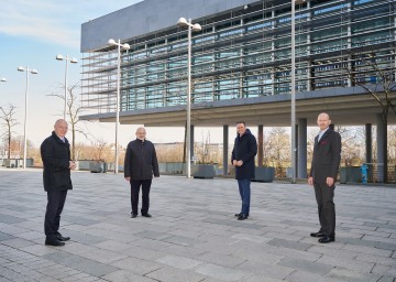 Von links nach rechts: ecoplus Geschäftsführer Helmut Miernicki, Rektor Rudolf Mallinger, Karl Landsteiner Privatuniversität für Gesundheitswissenschaften, Wirtschafts- und Technologie-Landesrat Jochen Danninger und Claus Zeppelzauer, ecoplus Bereichsleiter Unternehmen & Technologie