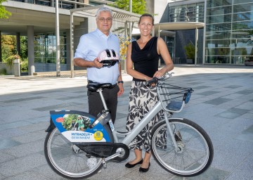 Landesrat Martin Antauer (i.V. von LH-STV. Udo Landbauer) und Susanna Hauptmann (Radland NÖ).