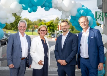 Beim 50. Werksjubiläum der GG Group in Poysdorf (v.l.): NÖ Landtagspräsident Karl Wilfing, Landeshauptfrau Johanna Mikl-Leitner, Werksleiter Alexander Schuch und CEO Holger Fastabend.