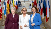 Von links nach rechts: Die ehemalige britische Premierministerin Theresa May, Landeshauptfrau Johanna Mikl-Leitner und Bundesministerin Karoline Edtstadler.